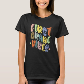 Erste-Klasse-Stimmung Zurück zur Schule Lehrer und T-Shirt