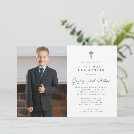 Erste Kommune Schwarz-weißes Minimalistisches Jung Einladung (Stehend Vorderseite)