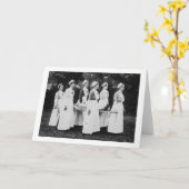 Erste Krankenschwestern tragen die Verwundeten Karte (Gelbe Blume)