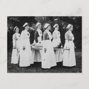 Erste Krankenschwestern tragen die Verwundeten Postkarte