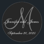 Erste Namen des Hochzeitdatums Erstmalige Monogram Runder Aufkleber<br><div class="desc">Personalisierter Umschlag Aufkleber. Schwarz-weiß und grau, Hochzeitstermin, Vornamen und Initial-Monogramm-Aufkleber. Design von Elke Clarke ©2008. Ideal als Umschlag Aufkleber für Ihre Hochzeitsfeiern oder als Label für Ihre Gastgeschenke Hochzeiten oder Hochzeitskisten für süsse Leckerei oder Hochzeitskisten. Personalisieren Sie mit Ihren Braut- und Bräutigamen, Monogramm Anfangs- und Hochzeitstermin. Dann wählen Sie Ihre...</div>