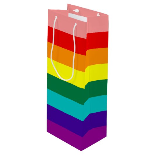 Erste Rainbow-Pride-Flagge Geschenktüte Für Weinflaschen (Vorderseite Schrägansicht)