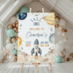 Erste Reise um den Sun Boy Geburtstag Willkommen Poster<br><div class="desc">Dieses Begrüßungszeichen der Geburtstagsfeier zeigt ein Weltraumdesign mit vollständig bearbeitbarem Text. Für eine erweiterte Anpassung dieses Designs,  wählen Sie einfach die Schaltfläche "Anpassen" oben.</div>