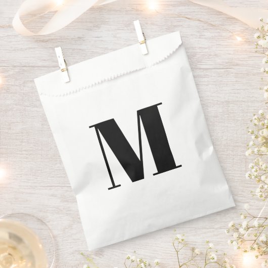 Erste Schwarz-weiße Anpassung von Monogramm Geschenktütchen (Ausgeschnitten)