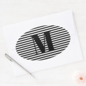 Erste Schwarz-weiße Streifen in Monogramm anpassen Ovaler Aufkleber (Umschlag)