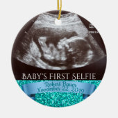 Erste Selfie des Babys (blauer Hintergrund) Keramik Ornament (Vorne)