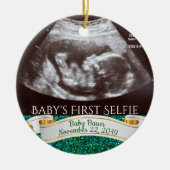 Erste Selfie des Babys (grüner Hintergrund) Keramik Ornament (Vorne)