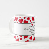 Erste Valentinstag zusammen Rotes Herz Monogramm Kaffeetasse (Vorderseite Links)
