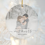 Erste Verheiratete Weihnachts Custom Foto Grau Scr Keramik Ornament<br><div class="desc">Erinnern Sie sich an das erste Weihnachtsfest Ihrer Ehe mit diesem schönen modernen Sake-Ornament. Der kohlegraue Text lautet "Unsere ersten Weihnachten als Mr. & Mrs." mit den Worten "Mr. & Mrs." in eleganter Handschrift mit Schnörkeln vor und nach. Ersetzen Sie das Beispielbild durch Ihr Lieblings-Foto, und fügen Sie Ihren Nachnamen...</div>