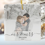 Erste Verheiratete Weihnachts Custom Foto Grau Scr Keramikornament<br><div class="desc">Erinnern Sie sich an das erste Weihnachtsfest Ihrer Ehe mit diesem schönen modernen Sake-Ornament. Der kohlegraue Text lautet "Unsere ersten Weihnachten als Mr. & Mrs." mit den Worten "Mr. & Mrs." in eleganter Handschrift mit Schnörkeln vor und nach. Ersetzen Sie das Beispielbild durch Ihr Lieblings-Foto, und fügen Sie Ihren Nachnamen...</div>