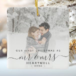 Erste Verheiratete Weihnachts Custom Foto Grau Scr Keramikornament<br><div class="desc">Erinnern Sie sich an das erste Weihnachtsfest Ihrer Ehe mit diesem schönen modernen Sake-Ornament. Der kohlegraue Text lautet "Unsere ersten Weihnachten als Mr. & Mrs." mit den Worten "Mr. & Mrs." in eleganter Handschrift mit Schnörkeln vor und nach. Ersetzen Sie das Beispielbild durch Ihr Lieblings-Foto, und fügen Sie Ihren Nachnamen...</div>