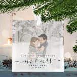 Erste Verheiratete Weihnachts Custom Foto Grau Scr Ornament Aus Glas<br><div class="desc">Erinnern Sie sich an das erste Weihnachtsfest Ihrer Ehe mit diesem schönen modernen Sake-Ornament. Der kohlegraue Text lautet "Unsere ersten Weihnachten als Mr. & Mrs." mit den Worten "Mr. & Mrs." in eleganter Handschrift mit Schnörkeln vor und nach. Ersetzen Sie das Beispielbild durch Ihr Lieblings-Foto, und fügen Sie Ihren Nachnamen...</div>
