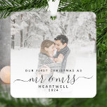 Erste Verheiratete Weihnachts Custom Foto Grau Scr Ornament Aus Metall<br><div class="desc">Erinnern Sie sich an das erste Weihnachtsfest Ihrer Ehe mit diesem schönen modernen Sake-Ornament. Der kohlegraue Text lautet "Unsere ersten Weihnachten als Mr. & Mrs." mit den Worten "Mr. & Mrs." in eleganter Handschrift mit Schnörkeln vor und nach. Ersetzen Sie das Beispielbild durch Ihr Lieblings-Foto, und fügen Sie Ihren Nachnamen...</div>