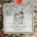 Erste Verheiratete Weihnachts Custom Foto Grau Scr Ornament Aus Metall<br><div class="desc">Erinnern Sie sich an das erste Weihnachtsfest Ihrer Ehe mit diesem schönen modernen Sake-Ornament. Der kohlegraue Text lautet "Unsere ersten Weihnachten als Mr. & Mrs." mit den Worten "Mr. & Mrs." in eleganter Handschrift mit Schnörkeln vor und nach. Ersetzen Sie das Beispielbild durch Ihr Lieblings-Foto, und fügen Sie Ihren Nachnamen...</div>