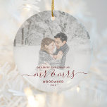 Erste Verheiratete Weihnachts Custom Foto Red Scri Keramik Ornament<br><div class="desc">Erinnern Sie sich an das erste Weihnachtsfest Ihrer Ehe mit diesem schönen modernen Sake-Ornament. Der dunkelrote Text lautet "Unsere ersten Weihnachten als Mr. & Mrs." mit den Worten "Mr. & Mrs." in eleganter Handschrift mit Schnörkeln vor und nach. Ersetzen Sie das Beispielbild durch Ihr Lieblings-Foto, und fügen Sie Ihren Nachnamen...</div>