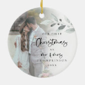 Erste Verheiratete Weihnachts-Script-Foto Jahr Keramik Ornament (Hinten)
