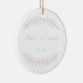 Erste Verzierung des rosa Grenzbabys Weihnachts Keramikornament (Rechts)