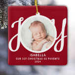 Erste Weihnachten als Eltern Foto Red Keepake Keramikornament<br><div class="desc">Dieser Sake First Christmas As Parents Foto Ornament ist mit dem Wort JOY in stilvollen Schrift Typografie auf einem roten Hintergrund dekoriert. Einfach anpassbar.</div>
