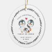 Erste Weihnachten als Familie von drei Pinguinen C Keramik Ornament (Links)