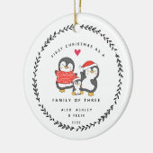 Erste Weihnachten als Familie von drei Pinguinen Keramik Ornament (Links)