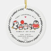Erste Weihnachten als Familie von fünf Pinguinen Keramik Ornament (Vorne)