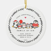 Erste Weihnachten als Familie von sechs Pinguinen Keramik Ornament (Vorne)