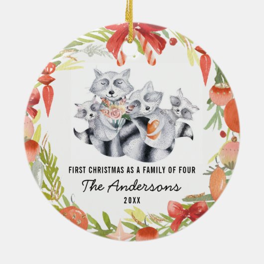 Erste Weihnachten als Familie von vier 4 Raccoon Keramik Ornament (Hinten)