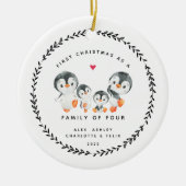 Erste Weihnachten als Familie von vier Pinguinen C Keramik Ornament (Vorne)