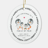 Erste Weihnachten als Familie von vier Pinguinen C Keramik Ornament (Links)