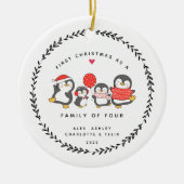 Erste Weihnachten als Familie von vier Pinguinen Keramik Ornament (Vorne)