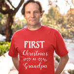 Erste Weihnachten als Granda-Familie passend T-Shirt<br><div class="desc">Dieser rote T - Shirt eignet sich hervorragend für personalisierte Weihnachtsausstattungen. Es steht "Erste Weihnachten als Großvater" in einem weißen,  modernen Schriftart. Für weitere Anpassungen oder andere passende Artikel,  kontaktieren Sie mich bitte.</div>