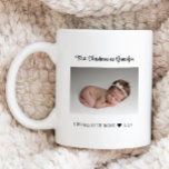 Erste Weihnachten als Grandpa New Baby Foto Kaffeetasse<br><div class="desc">Feiern Sie sein erstes Weihnachten als Großvater mit dieser personalisierten Foto Kaffee-Tasse. Alle Texte können individuell angepasst werden. Fügen Sie Ihr eigenes Foto hinzu,  um ein wirklich einzigartiges Geschenk für seine erste Weihnachtszeit als Großvater zu schaffen.</div>