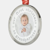 Erste Weihnachten als Großeltern 2025 Großbaby Ornament Aus Metall (Links)