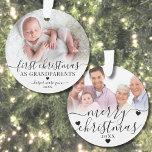 Erste Weihnachten als Großeltern 2 Foto Ornament<br><div class="desc">Unsere ersten Weihnachten als Großeltern 2 Foto Ornament. Feiern Sie die Freude, Großeltern zu werden, mit diesem eleganten, maßgeschneiderten Ornament, das perfekt ist, um Ihre erste Urlaubssaison als Oma und Opa zu kennzeichnen. An der Vorderseite steht ein hochgeschätztes Foto Ihres Enkelbabys oder ein süßer Augenblick mit Ihnen und Ihrem neuen...</div>
