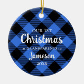 Erste Weihnachten als Großeltern Blaues Kariertes Keramik Ornament (Vorne)