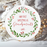 Erste Weihnachten als Großeltern Custom Baby Foto Ornament<br><div class="desc">In diesem Design findet man einen Weihnachtskranz in Aquarellen,  der die Worte "Unsere 1. Weihnachtszeit als Großeltern" umgibt und das Jahr in skurrilen roten Schriftart. Passen Sie die Rückseite mit einem beliebten Foto Ihres neuen Enkels an,  umgeben von demselben Kranz.</div>