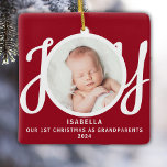 Erste Weihnachten als Großeltern Foto Red Keepake Keramikornament<br><div class="desc">Dieser Sake First Christmas As Grandeltern Foto-Ornament ist mit dem Wort JOY in stilvollen Schrift Typografie auf einem roten Hintergrund dekoriert. Einfach anpassbar.</div>