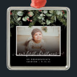 Erste Weihnachten als Großeltern Wintergrün Ornament Aus Metall<br><div class="desc">Erste Weihnachten als Großeltern Winter Greenery Metal Ornament. Was für eine schöne Art, sich an das erste Weihnachtsfest deines Babys zu erinnern! Sie werden sich jedes Jahr an diesen besonderen Moment erinnern, wenn Sie Ihren Weihnachtsbaum dekorieren. Ornament gezeigt mit Mein erstes Weihnachten in hübscher Schriftzeichen Typografie, Babyname und Jahr und...</div>