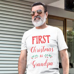 Erste Weihnachten als Großgroßfamilie passend T-Shirt<br><div class="desc">Dieser weiße T - Shirt eignet sich hervorragend für personalisierte Weihnachtsausstattungen. Die Titelschrift lautet "Erste Weihnachten als Großvater" in einem modernen,  roten Schriftart.</div>