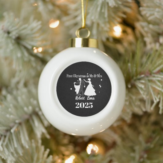 Erste Weihnachten als Mr. & Mrs. 2025 Personalisie Keramik Kugel-Ornament (Baum)