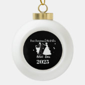 Erste Weihnachten als Mr. & Mrs. 2025 Personalisie Keramik Kugel-Ornament (Vorderseite)