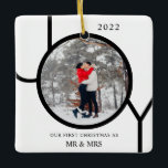 Erste Weihnachten als Mr. & Mrs. Foto Keramik Orna Keramikornament<br><div class="desc">Dieses moderne First Christmas als Mr. & Mrs. Foto Ornament ist mit dem Wort JOY in schwarz auf weißem Hintergrund dekoriert. Einfach mit Ihrem Foto und Namen anpassbar.</div>