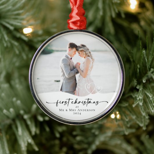 Erste Weihnachten als Mr. & Mrs. Hearts Foto Ornament Aus Metall (Baum)