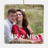 Erste Weihnachten als Mr. & Mrs. Minimalistisches Keramikornament (Rückseite)