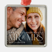 Erste Weihnachten als Mr. & Mrs. Modern Couple Fot Ornament Aus Metall (Vorne)