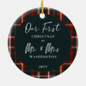 Erste Weihnachten als Mr. & Mrs. Tartan Kariertes Keramik Ornament (Hinten)