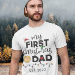 Erste Weihnachten als Vater - Familie niedlich T-Shirt<br><div class="desc">Mit diesem hübschen T - Shirt,  der mit einer roten Weihnachtsmannmütze,  grünen heiligen Blätter,  einem goldenen Ball,  einem roten Herz und farbenfrohen Weihnachtslichtern geschmückt ist,  können Sie sich als Papa zum ersten Mal erfreuen.</div>