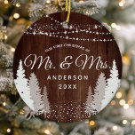 Erste Weihnachten Frau Wood For Gina Keramik Ornament<br><div class="desc">Erste Weihnachtszeit Mr. & Mrs. Wood Winter String Lights Keramik Ornament. Dieses Design bietet schöne Saitenleuchten,  rustikale Winterkiefern und Schnee!</div>