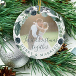 Erste Weihnachten froh und verheiratetes Paar Foto Keramik Ornament<br><div class="desc">Aquarellgrüne Blätter Eukalyptusgrün Blätter Kranz und eine klassische,  handgeschriebene Stil Kalligraphie-Skript,  die eine schöne moderne Hochzeit frisch vermählt ein Paar Foto personalisierten Sake Weihnachtsbaumschmuck Vorlage.              Einfach das Foto durch das eigene ersetzen! Sie können den Skripttext mit Ihrem Text ändern.</div>