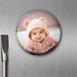 Erste Weihnachten für Baby - einfaches Foto geboge Magnet<br><div class="desc">Fügen Sie diesem niedlichen Babymagneten ein Bild hinzu - perfekt für kleine Mädchen oder Jungen. Ein Foto mit Typüberlagerung macht einen unvergesslichen Magneten für Ihren Kühlschrank. Verwenden Sie einen niedlichen Schnappschuss von Ihrem Telefon und erstellen Sie ein Element, das über Jahre dauern wird. Ein moderner minimaler Schriftart für das Jahr...</div>